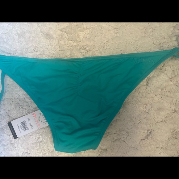 NWT- billabong Bikini bottom w/ rouged back - Picture 2 of 2